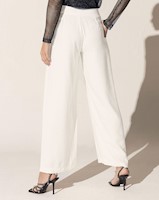 Pantalón bota ancha con prenses decorativos en frente